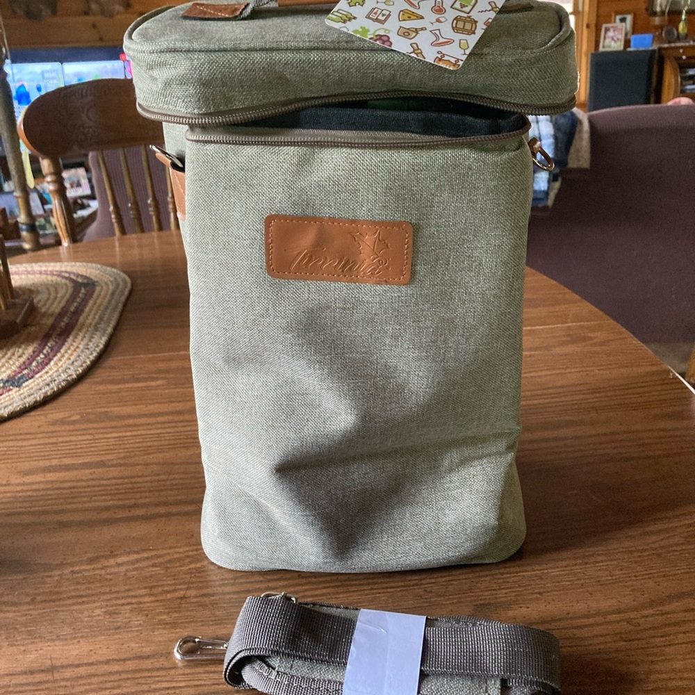 NWT tirrinia insulated 4 bottle capacity tote w strap zip closure